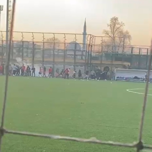 Amatör küme maçında taraftarlar rakip takımın futbolcularını darbetti; o an...