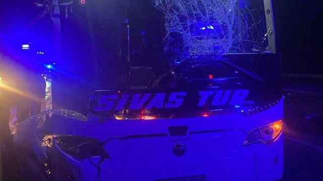 Yozgat'ta yolcu otobüsü ile tırın çarpıştığı kazada 1 kişi ölü, 1 kişi yaralı