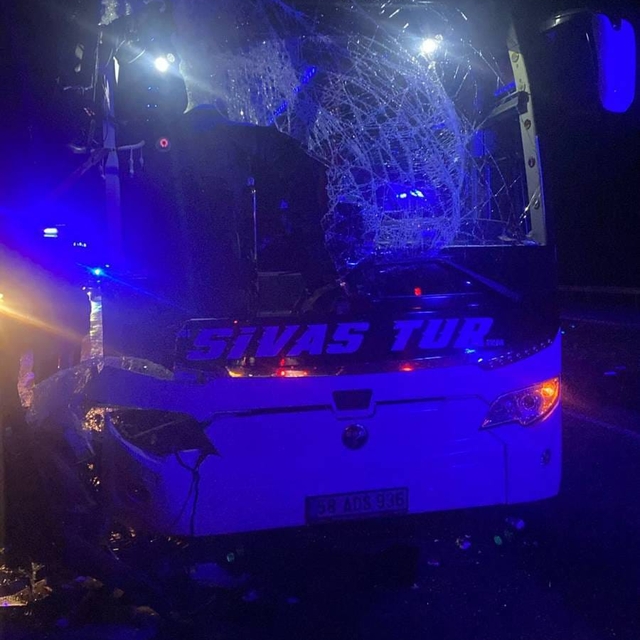 Yozgat'ta yolcu otobüsü ile tırın çarpıştığı kazada 1 kişi ölü, 1 kişi yara...