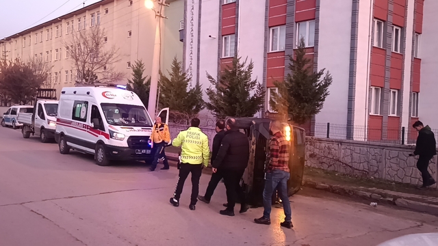 Polisin 'dur' ihtarına uymayan minibüsün çarptığı hafif ticari araç devrildi: 1 yaralı