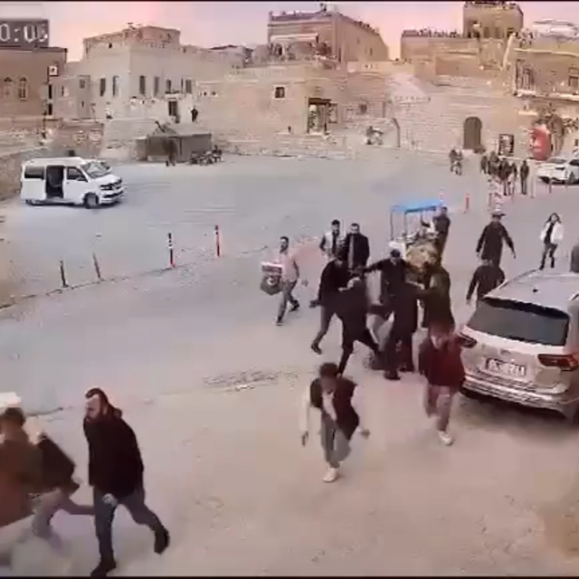 Mardin'de komşu esnafların bıçaklı kavgası kamerada; 2 yaralı (2)