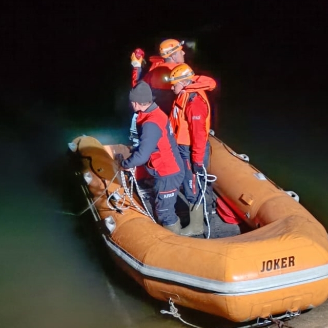 Afyonkarahisar'da gölete düşen arkadaşını kurtarmak için suya atlayan kişi...