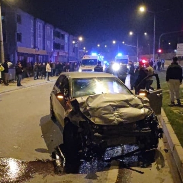 Bursa'da iki otomobilin çarpışması sonucu 5 kişi yaralandı
