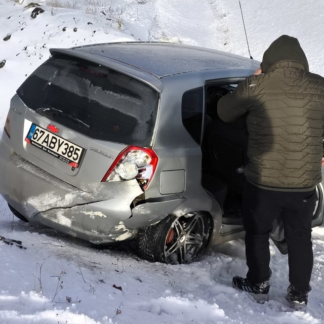 Erzincan'da kar direğine çarpan otomobildeki 2 kişi yaralandı