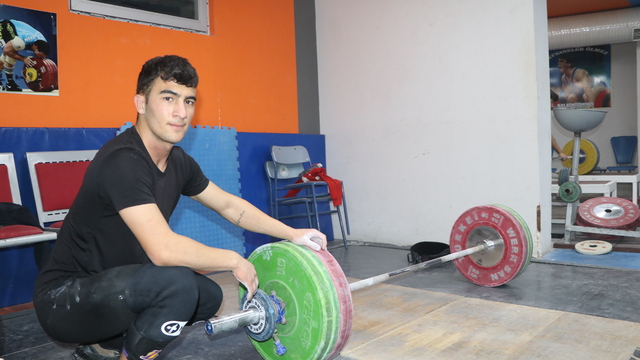 Beden eğitimi öğretmeninin tavsiyesiyle haltere başlayan Ramazan Efe, 2028 Olimpiyatları'na odaklandı