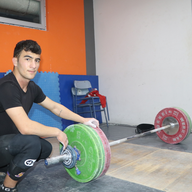Beden eğitimi öğretmeninin tavsiyesiyle haltere başlayan Ramazan Efe, 2028...