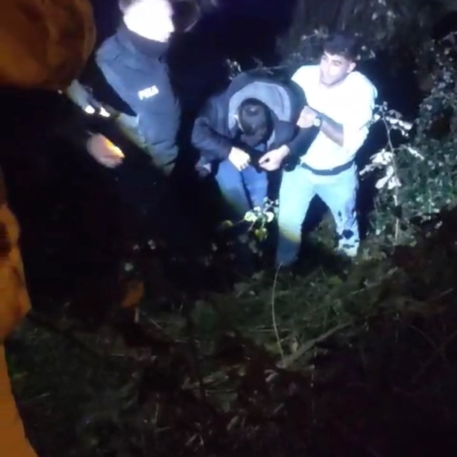 Bartın Irmağı'na düşen alkollü kişiyi polis kurtardı