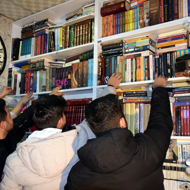 Saat atölyesini kütüphaneye dönüştürdü