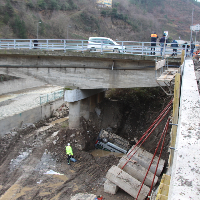 Kastamonu'da köprüden dereye devrilen hafif ticari araçtaki 3 kişi yaraland...