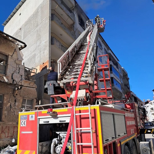 Hatay'da apartmanın çatı katında çıkan yangın söndürüldü
