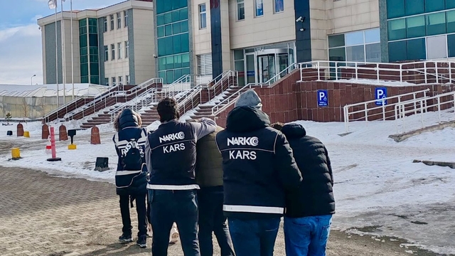 Kars'ta iç organlarında uyuşturucu bulunan İran uyruklu 3 kişi tutuklandı