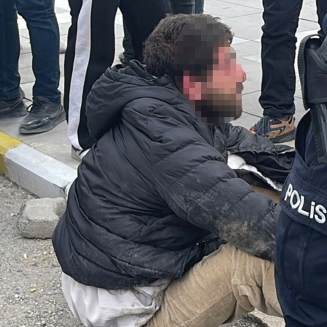Yoldan geçenleri bıçakla tehdit edince dövülüp polise teslim edilen şüpheli...