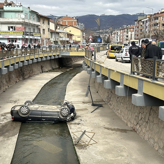 Tokat'ta dereye düşen otomobilin sürücüsü yaralandı