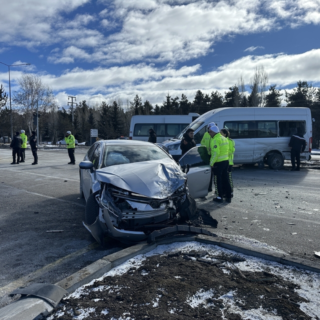 Erzurum'da minibüs ile otomobil çarpıştı, 6 kişi yaralandı