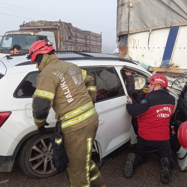 Balıkesir'de kamyona çarpan otomobildeki 5 kişi yaralandı