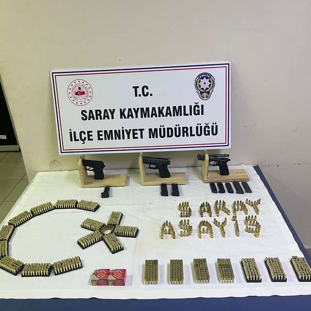 Tekirdağ'da bir evde 3 ruhsatsız tabanca ele geçirildi