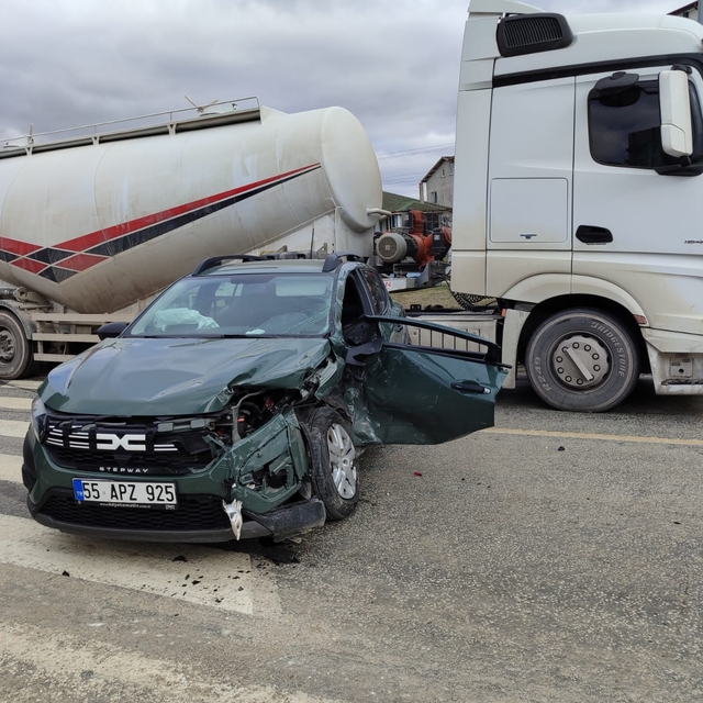 Samsun'da tır ile otomobilin çarpıştığı kazada 2 kişi yaralandı