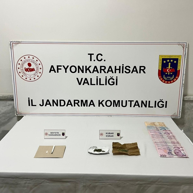 Afyonkarahisar'da uyuşturucu ele geçirilen otomobildeki 5 kişiye adli işlem