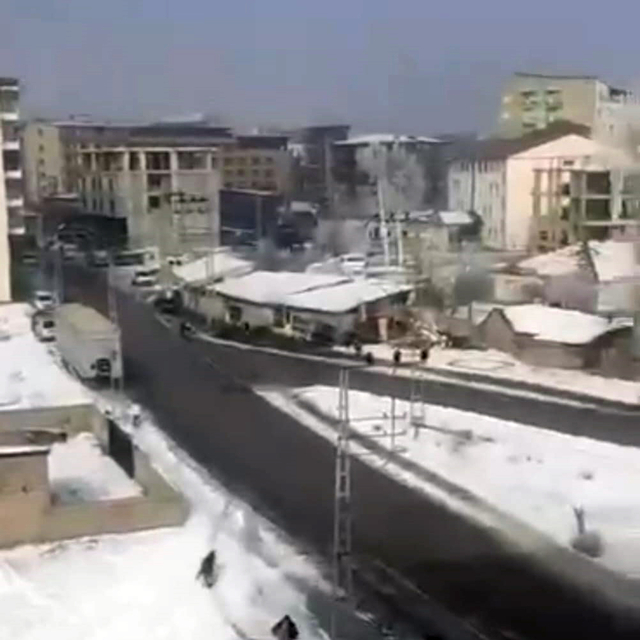 Yüksekova'da sokak köpeklerinin öğrencilere saldırısı kamerada