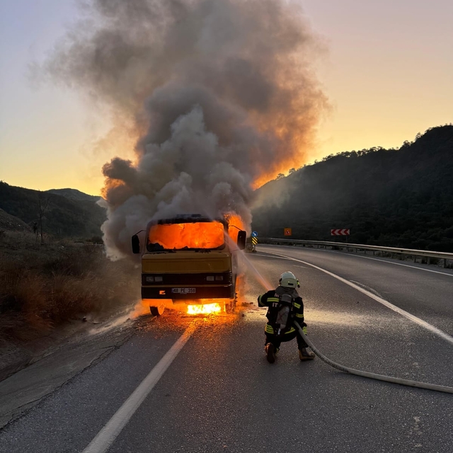 Fethiye'de akaryakıt taşıyan kamyonette çıkan yangın söndürüldü