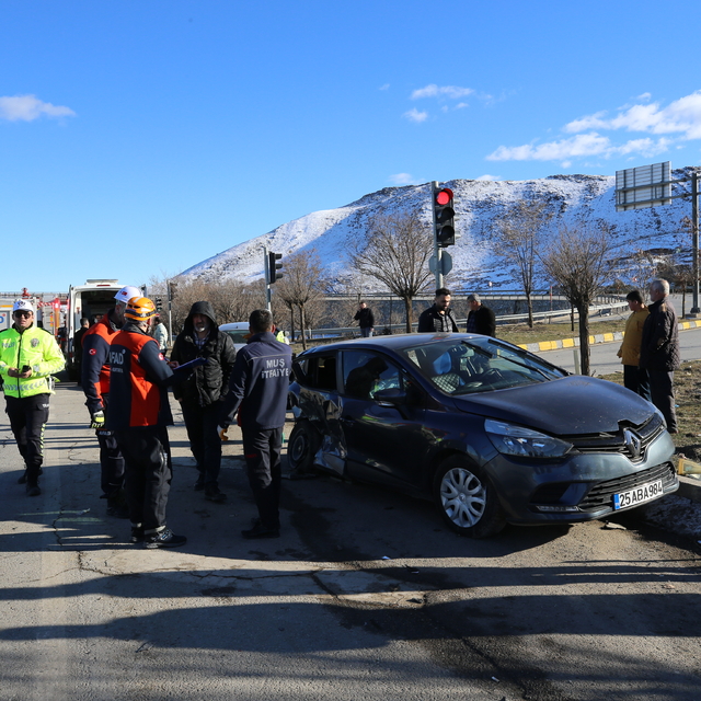 Muş'ta iki otomobilin çarpıştığı kazada 6 kişi yaralandı