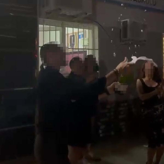 Mezuniyet töreninde şampanyalı kutlamaya soruşturma; 10 eğitimci görevden u...