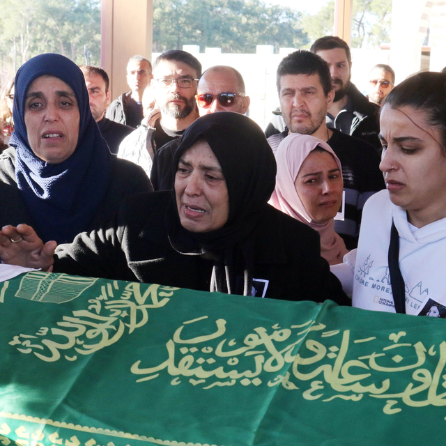 Eski eşinin üzerine benzin döküp ateşe verdiği Pınar, toprağa verildi