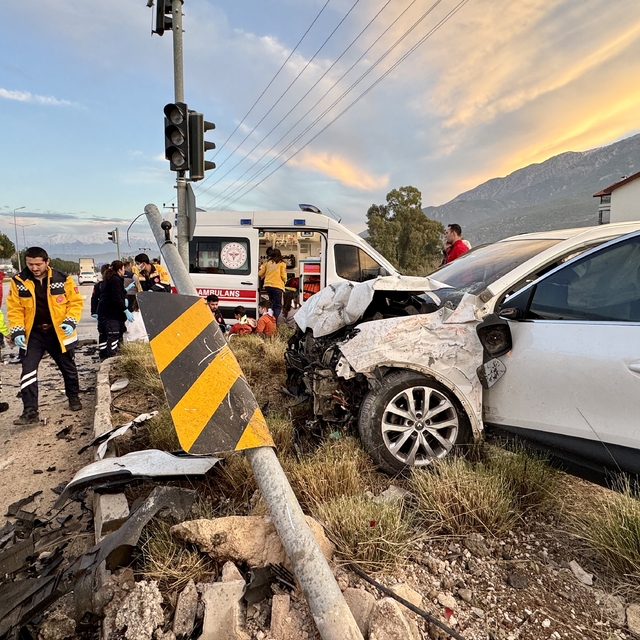 Fethiye'de kargo aracı ile otomobil çarpıştı, 5 kişi yaralandı
