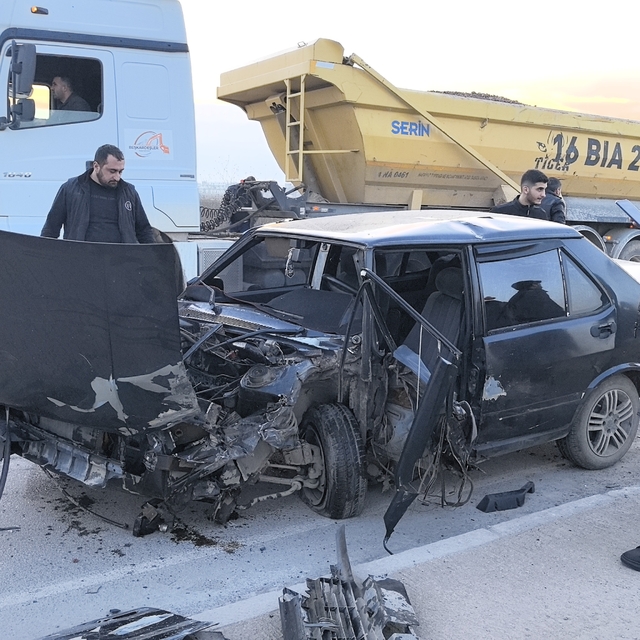 Ters şeride geçen otomobil, kamyonla kafa kafaya çarpıştı: 1 yaralı