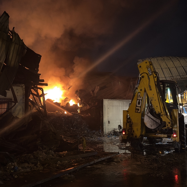 Adana'da geri dönüşüm tesisinde yangın (3)