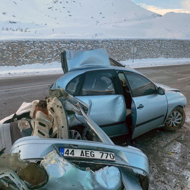 Bitlis'te tır ile otomobilin çarpıştığı kazada bir kişi öldü, 2 kişi yarala...