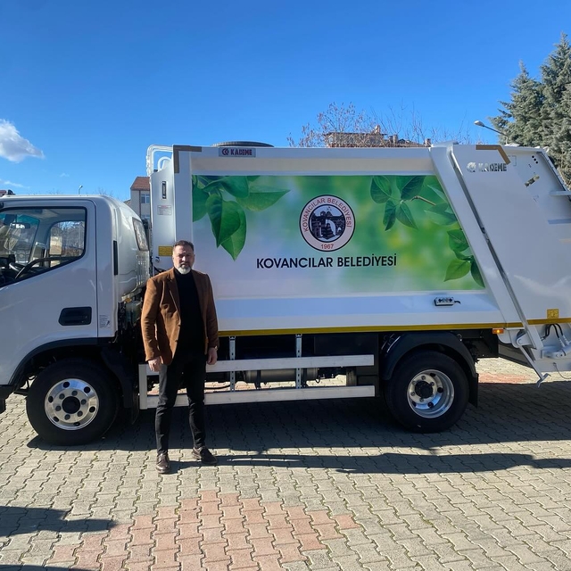 Kovancılar Belediyesine çöp toplama aracı hibe edildi