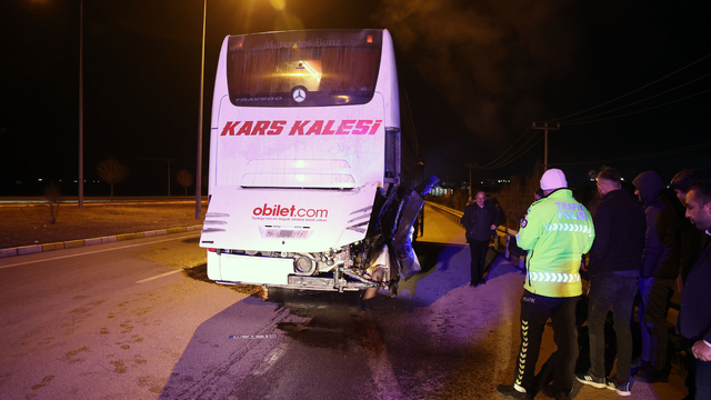 Sivas'ta yolcu otobüsü ile çöp kamyonunun çarpıştığı kazada 4 kişi yaralandı