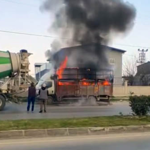 Mersin'de kamyonetin yanan kasasını beton mikseri söndürdü; o anlar kamerad...