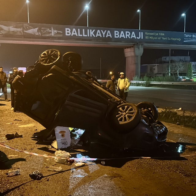Kocaeli'de tır ile hafif ticari aracın çarpıştığı kazada 3 kişi yaralandı