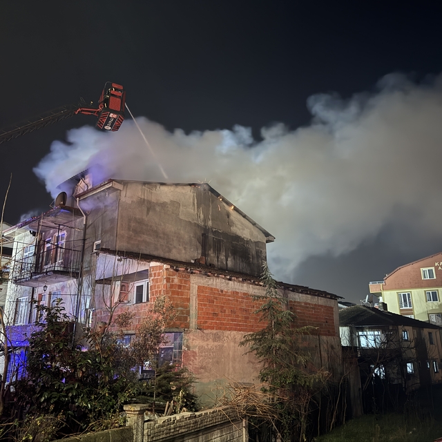 Kocaeli'de apartmanın çatısında çıkan yangın söndürüldü