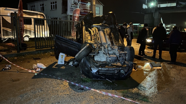 TIR'ın çarptığı hafif ticari araç takla attı: 3 yaralı
