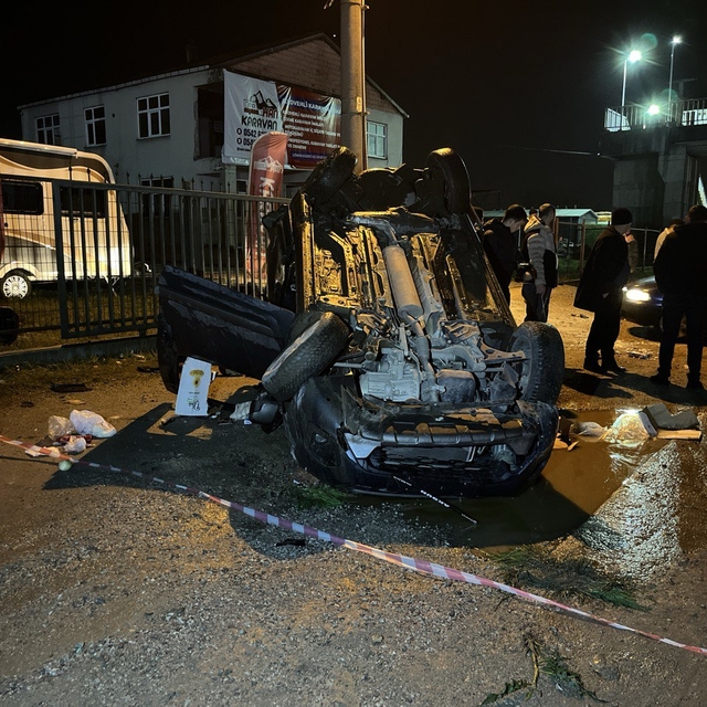 TIR'ın çarptığı hafif ticari araç takla attı: 3 yaralı