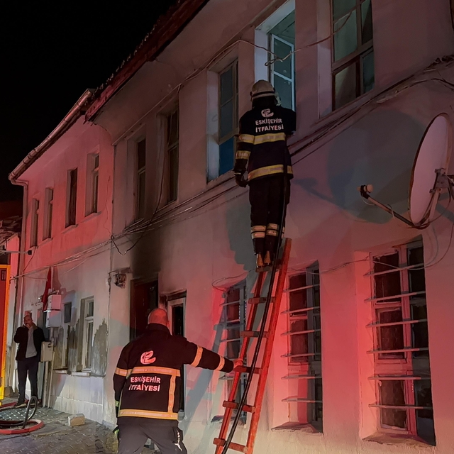 Eskişehir'de 2 katlı evde çıkan yangını itfaiye söndürdü