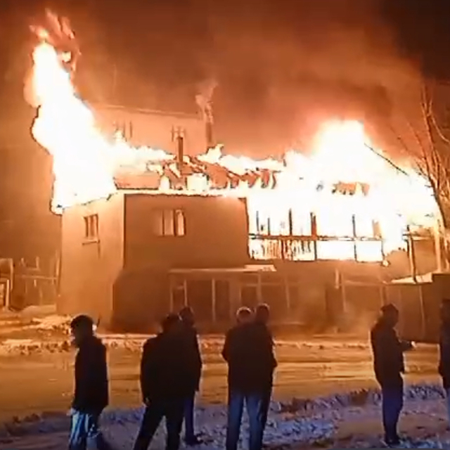 Sivas'ta köyde çıkan yangında iki katlı ahşap ev kül oldu