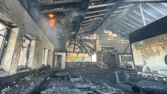 Kartalkaya Kayak Merkezi'nde bir otelde çıkan yangına müdahale ediliyor