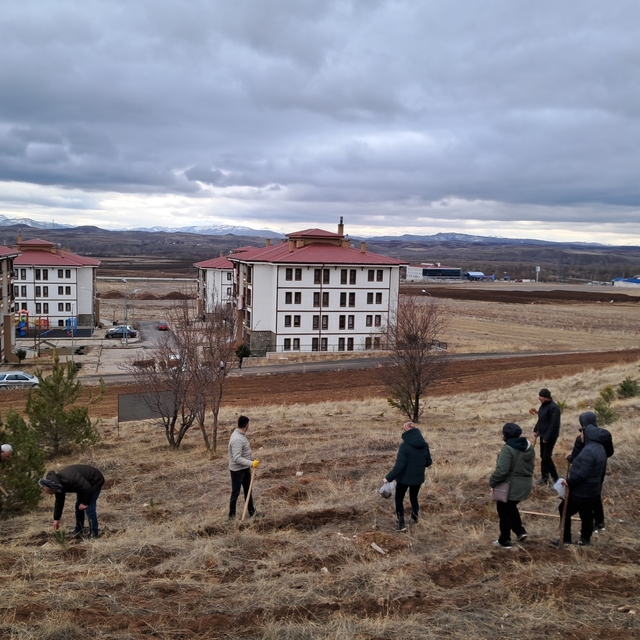 Zara'da 10 bin badem tohumu toprakla buluşturuldu