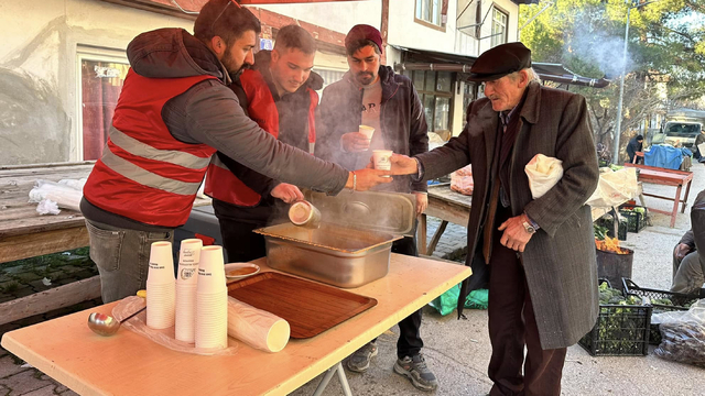 Güdül Belediyesi semt pazarında sıcak çorba ikramında bulundu