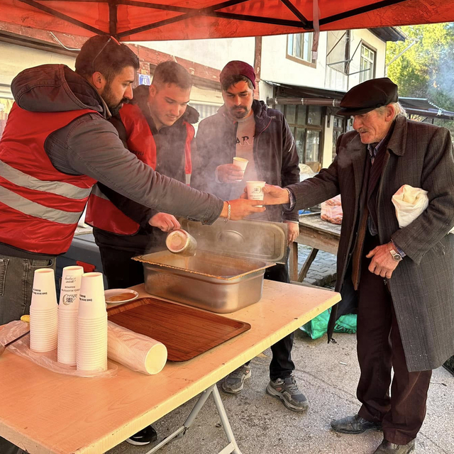Güdül Belediyesi semt pazarında sıcak çorba ikramında bulundu