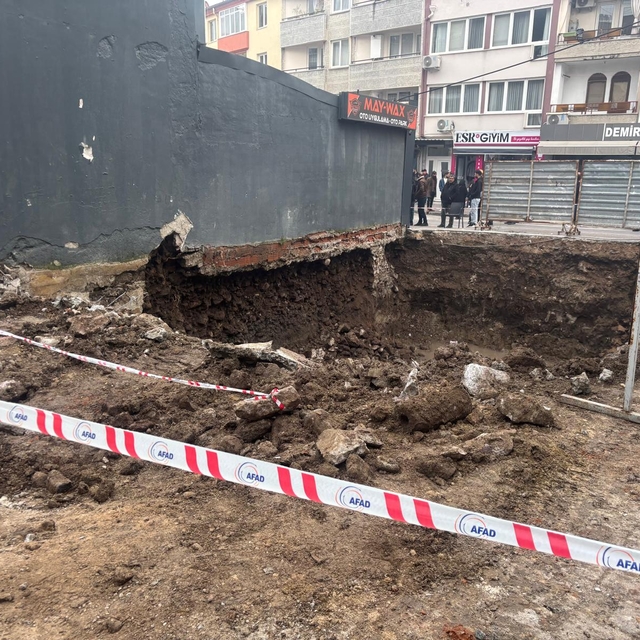 Balıkesir'de bitişiğindeki inşaatın temel kazısında hasar gören iş yeri boş...