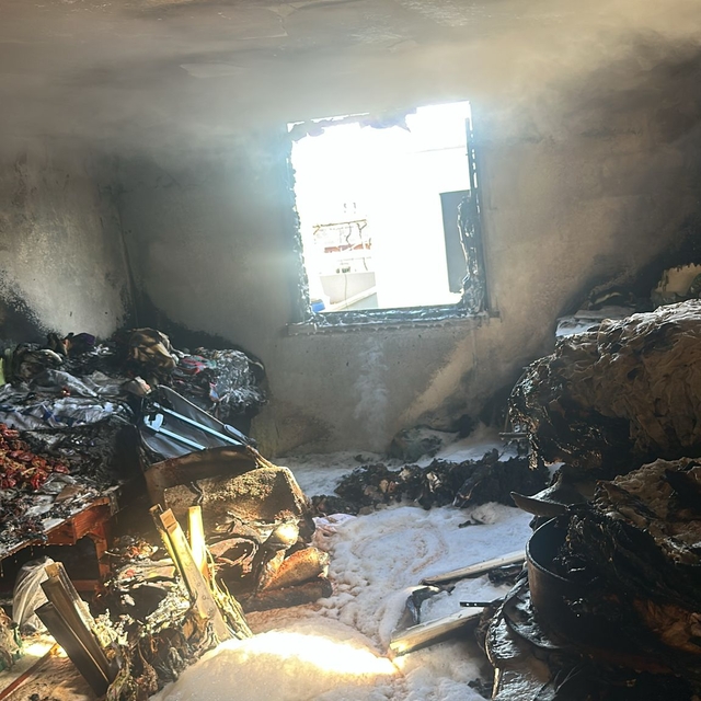 Mersin'de 2 katlı evin damında çıkan yangın söndürüldü