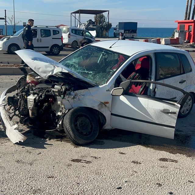 Hatay'da hafif ticari araç ile otomobilin çarpıştığı kazada 3 kişi yaraland...