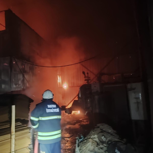 Hatay'da fabrikada çıkan yangın söndürüldü