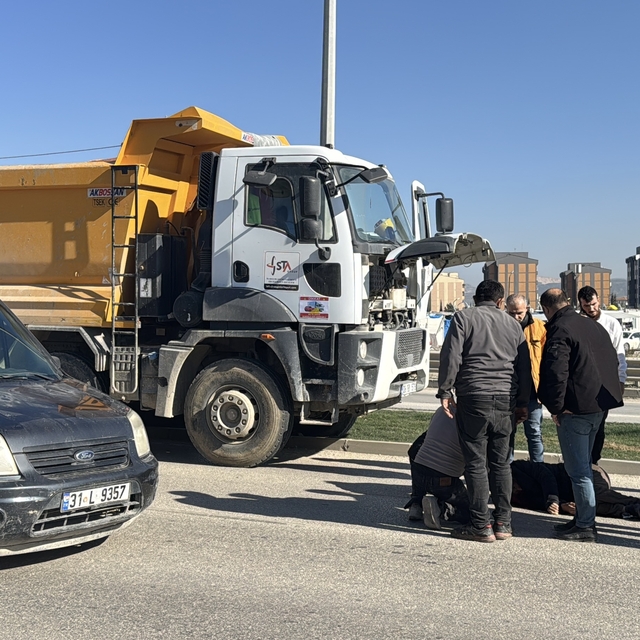 Hatay'da hafriyat kamyonunun çarptığı yaya ağır yaralandı