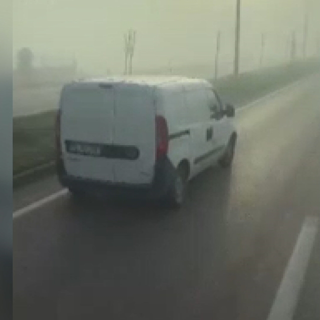 Hafif ticari araç sürücüsünün kaza yerine giden itfaiye aracına yol vermedi...